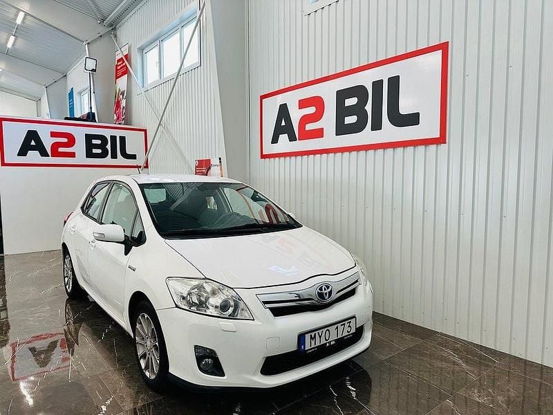 Vit Begagnad 2012 Toyota Auris Hybrid Comfort Halvkombi | 69 900 kr (Marknadspris) - Bild 1/4