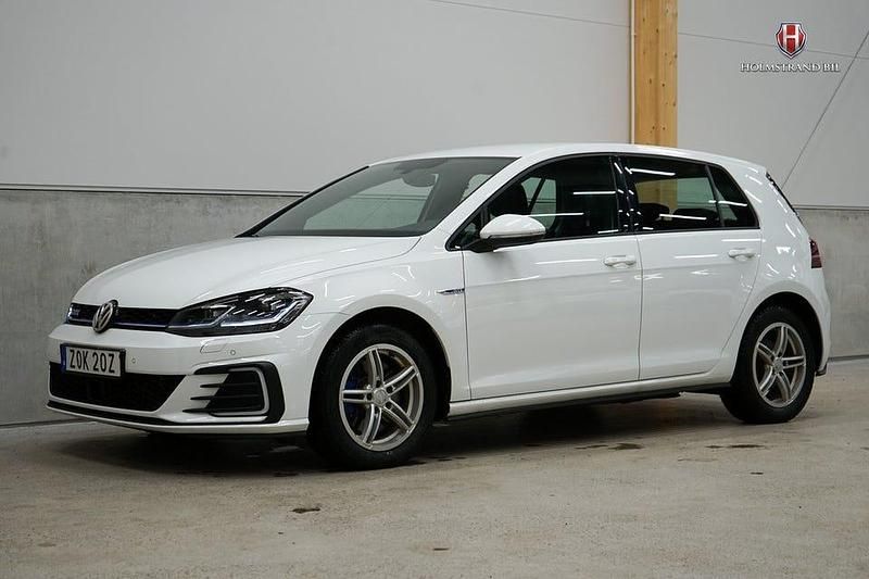 Begagnad VW Golf VIII GTE 204 HK (150 kW) 2020 Vit Halvkombi