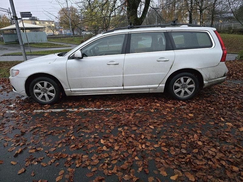 Vit Begagnad 2012 Volvo V70 Kombi | 75 000 kr (Bra pris) - Bild 1/4