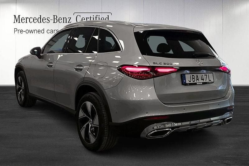 Begagnad Mercedes GLC300e 333 HK (244 kW) 2024 Silver SUV