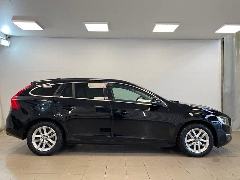 Begagnad Volvo V60 Momentum 120 HK (88 kW) 2016 Svart Kombi