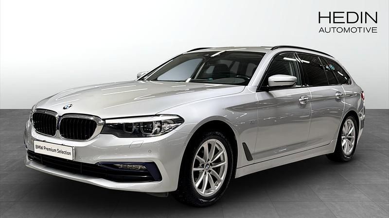 Silver Begagnad 2017 BMW 520 Sport Line Kombi | 248 700 kr (Lite dyr) - Bild 1/4