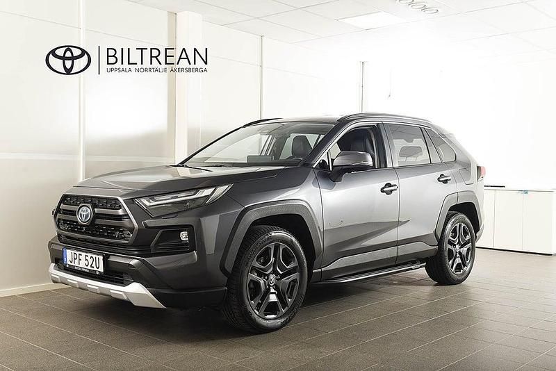 Mörkgrå Begagnad 2023 Toyota RAV4 Hybrid SUV | 419 900 kr (Marknadspris) - Bild 1/4