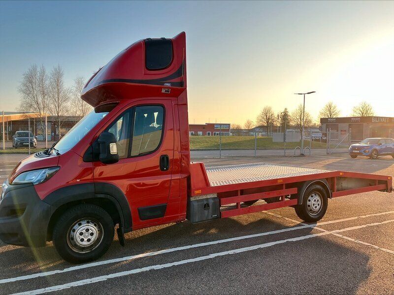 Begagnad Peugeot Boxer 164 HK (120 kW) 2018 Röd Van