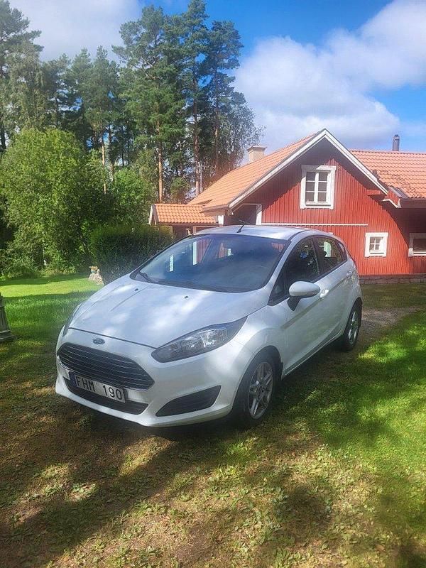 Vit Begagnad 2013 Ford Fiesta Halvkombi | 39 900 kr (Marknadspris) - Bild 1/4