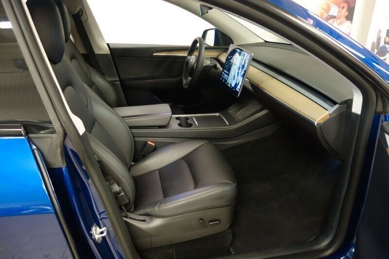 Begagnad Tesla Model Y Long Range AWD 378 kW (514 HK) 2021 Blå (blåmetallic) SUV