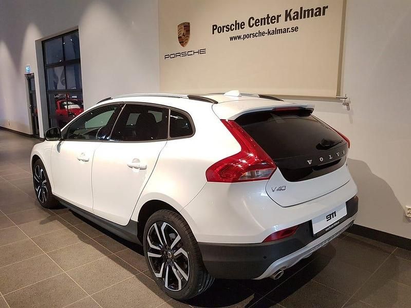 Begagnad Volvo V40 CC Momentum 152 HK (111 kW) 2019 Vit Kombi