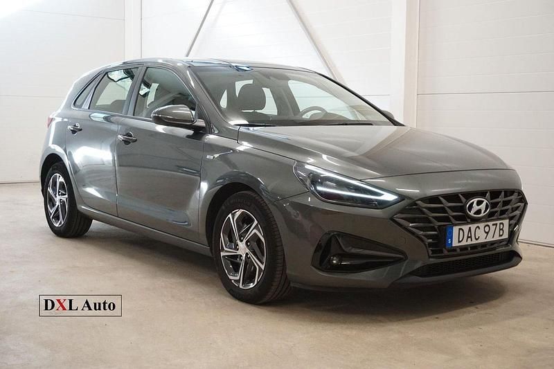 Grå Begagnad 2023 Hyundai i30 Advanced Halvkombi | 184 900 kr (Bra pris) - Bild 1/4