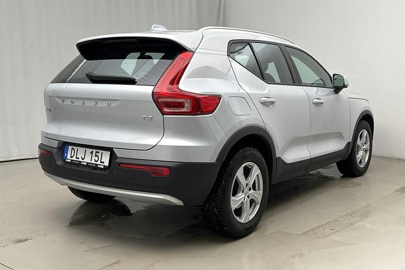 Begagnad Volvo XC40 Momentum 163 HK (119 kW) 2021 Silver SUV