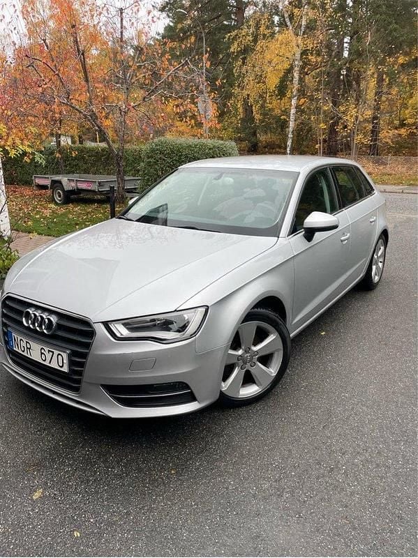 Silver Begagnad 2013 Audi A3 Sportback Ambition Halvkombi | 105 000 kr (Bra pris) - Bild 1/4