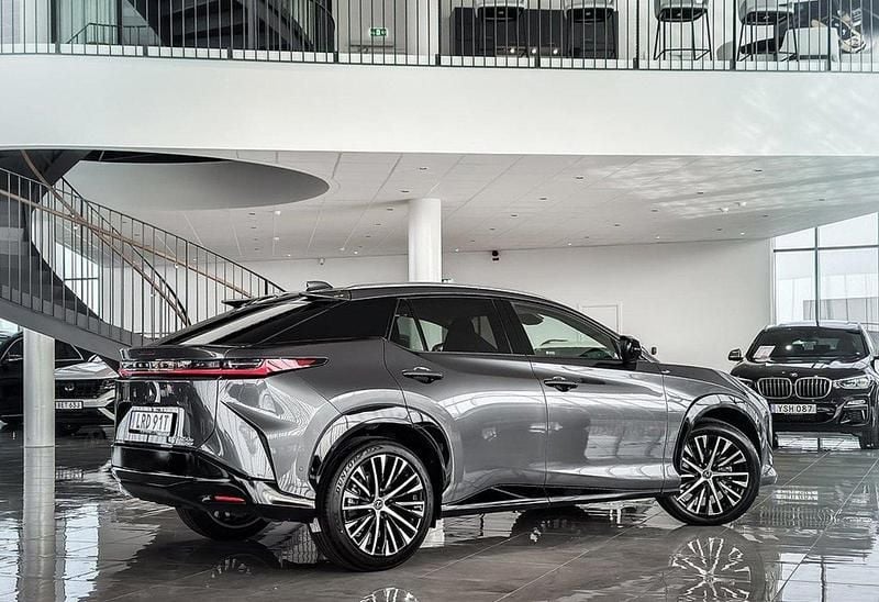 Grå Begagnad 2023 Lexus RZ 450e Luxury Line SUV | 599 000 kr - Bild 1/4