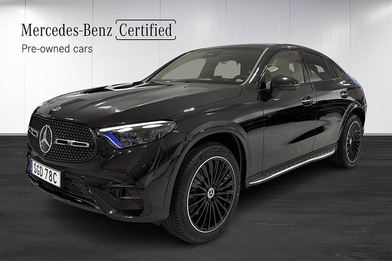 Svart Begagnad 2025 Mercedes GLC300e Sportkupé | 899 500 kr - Bild 1/4