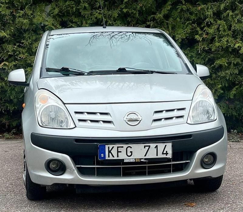 Silver Begagnad 2009 Nissan Pixo Halvkombi | 34 900 kr - Bild 1/4