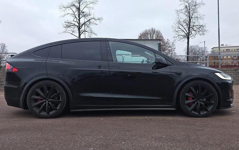Begagnad Tesla Model X Performance 599 kW (815 HK) 2020 Solid svart | helsvart premium SUV