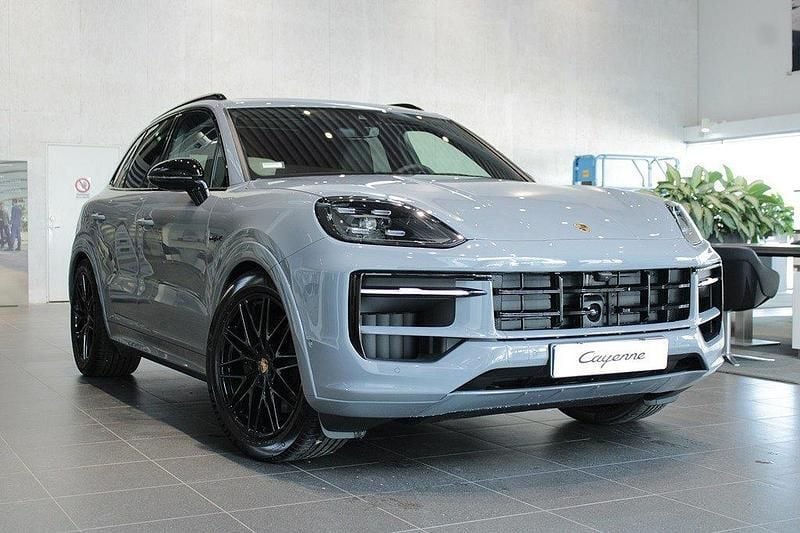 Grå (arctic grey) Ny 2024 Porsche Cayenne SUV | 1 395 000 kr (Lite dyr) - Bild 1/4