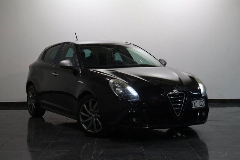 Svart Begagnad 2013 Alfa Romeo Giulietta Veloce Halvkombi | 89 000 kr (Marknadspris) - Bild 1/4