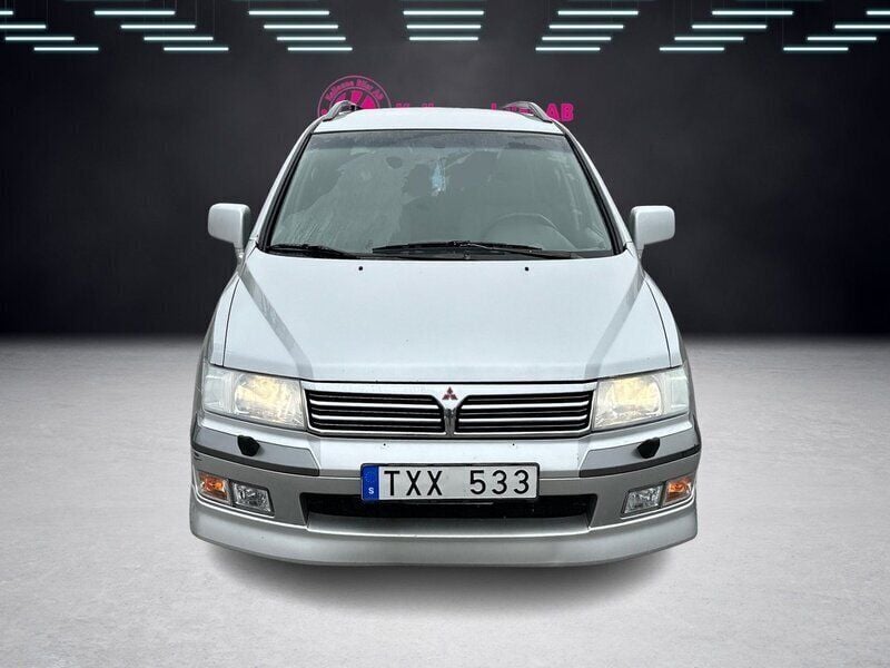 Begagnad Mitsubishi Space Wagon 147 HK (108 kW) 2002 Grå Minibuss