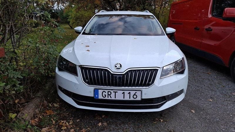 Vit Begagnad 2016 Skoda Superb LAURIN & KLEMENT Kombi | 140 000 kr (Bra pris) - Bild 1/4