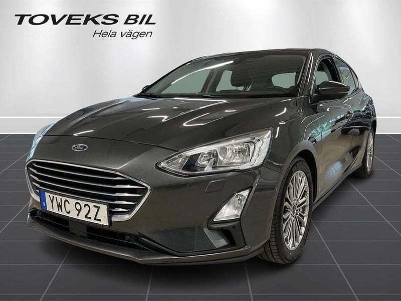 Grå Begagnad 2018 Ford Focus Titanium Kombi | 134 900 kr (Marknadspris) - Bild 1/4