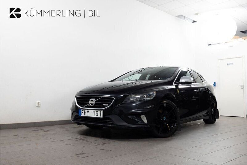 Svart Begagnad 2013 Volvo V40 R-Design Kombi | 149 900 kr (Marknadspris) - Bild 1/4