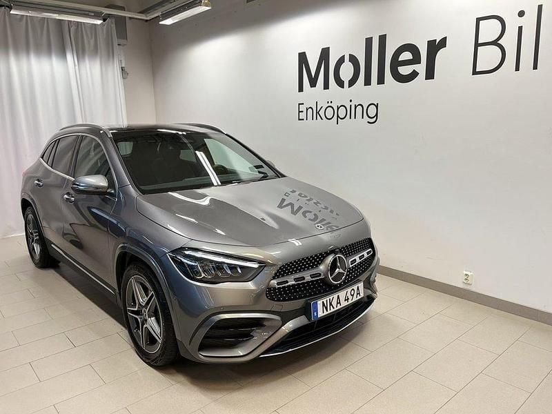 Mörkgrå (grå) Begagnad 2024 Mercedes GLA200 AMG SUV | 409 000 kr (Bra pris) - Bild 1/4
