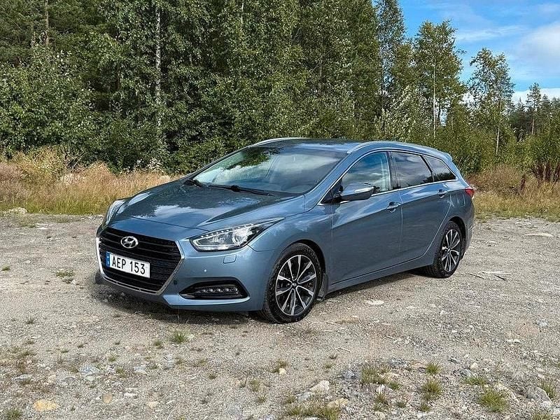 Ljusblå (blå) Begagnad 2015 Hyundai i40 Kombi | 124 500 kr (Marknadspris) - Bild 1/4