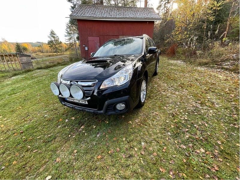 Svart Begagnad 2013 Subaru Outback SUV | 59 900 kr (Bra pris) - Bild 1/4
