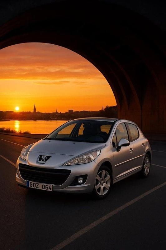 Grå Begagnad 2008 Peugeot 207 Halvkombi | 10 000 kr (Superpris) - Bild 1/4