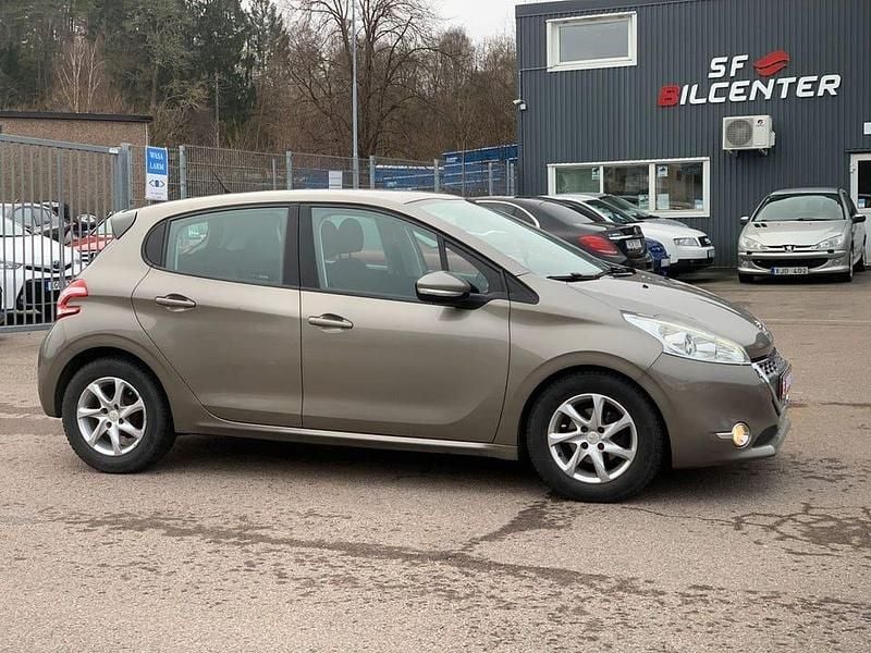 Ljusgrå (grå) Begagnad 2012 Peugeot 208 Halvkombi | 77 900 kr (Dyr) - Bild 1/4