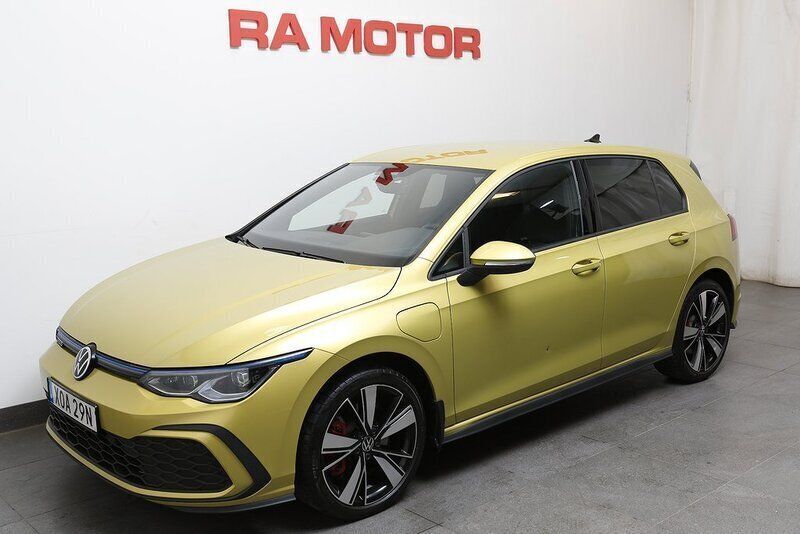 Gul Begagnad 2020 VW Golf VIII GTE Halvkombi | 279 900 kr (Bra pris) - Bild 1/3