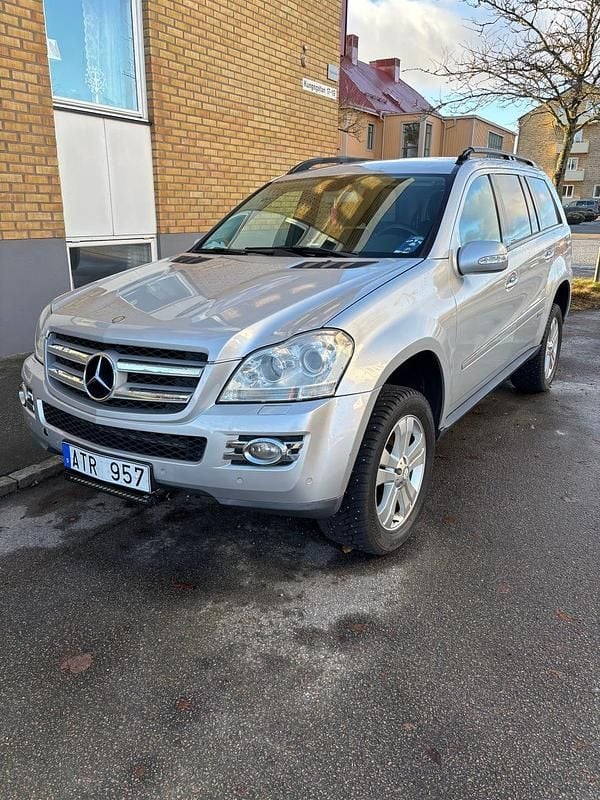 Silverpärla Begagnad 2008 Mercedes GL320 SUV | 195 000 kr - Bild 1/4