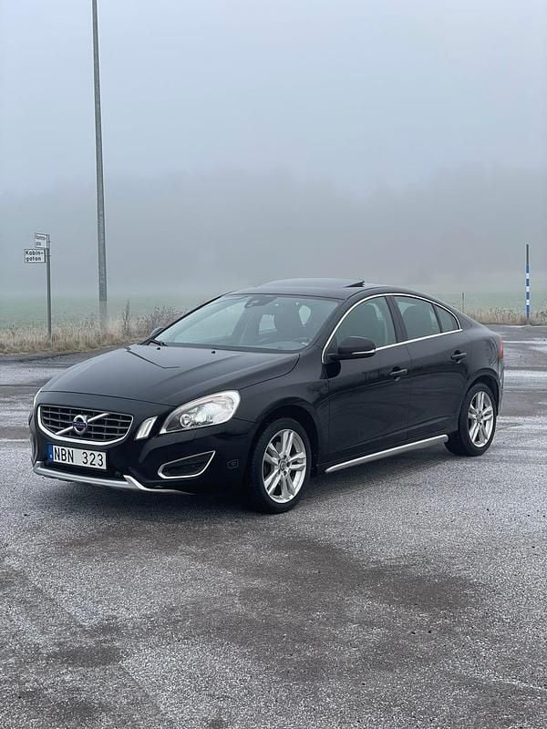 Begagnad 2013 Volvo S60 Sedan | 90 000 kr (Superpris) - Bild 1/4