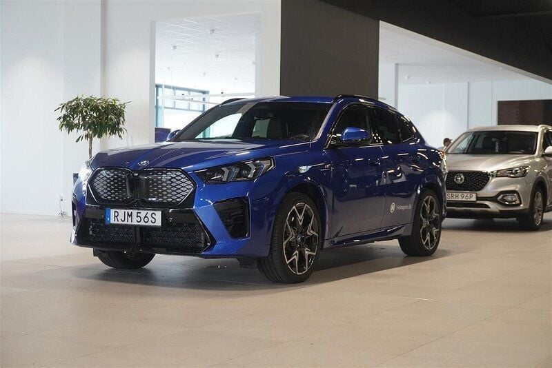 Blå/lila Begagnad 2023 BMW iX2 M Sport SUV | 579 900 kr (Marknadspris) - Bild 1/4