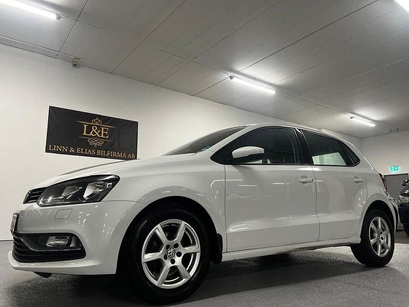 Vit Begagnad 2016 VW Polo Halvkombi | 99 900 kr (Marknadspris) - Bild 1/4