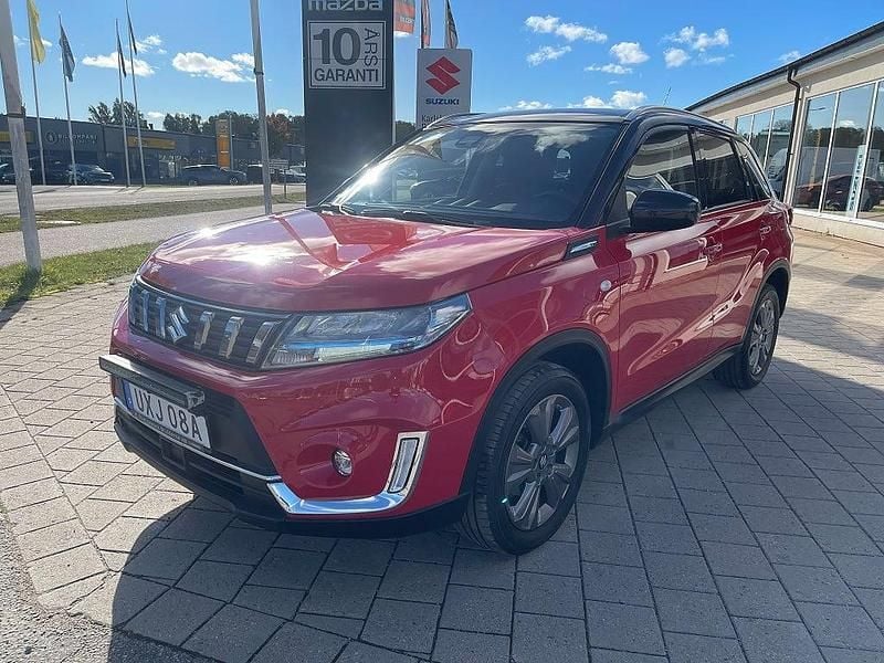 Röd Begagnad 2022 Suzuki Vitara SUV | 209 000 kr (Marknadspris) - Bild 1/4