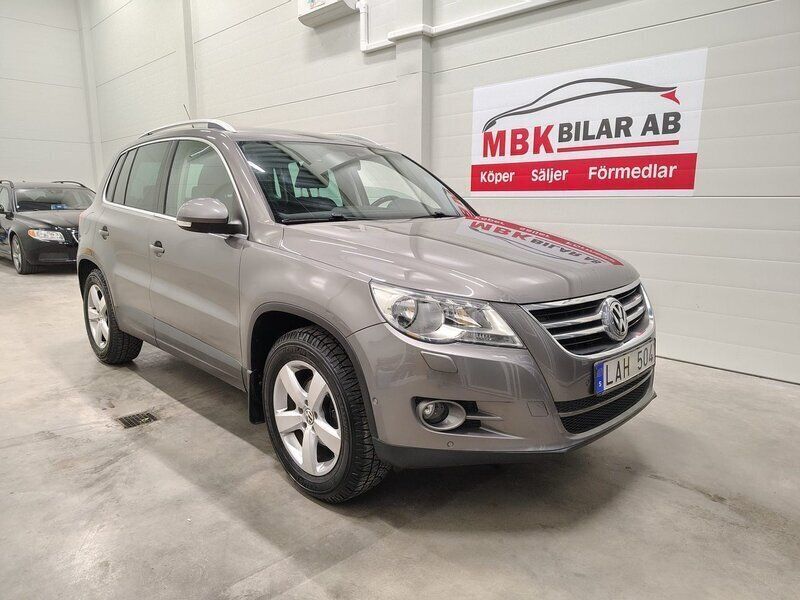 Ljusgrå (grå) Begagnad 2011 VW Tiguan Sport SUV | 79 900 kr (Bra pris) - Bild 1/4
