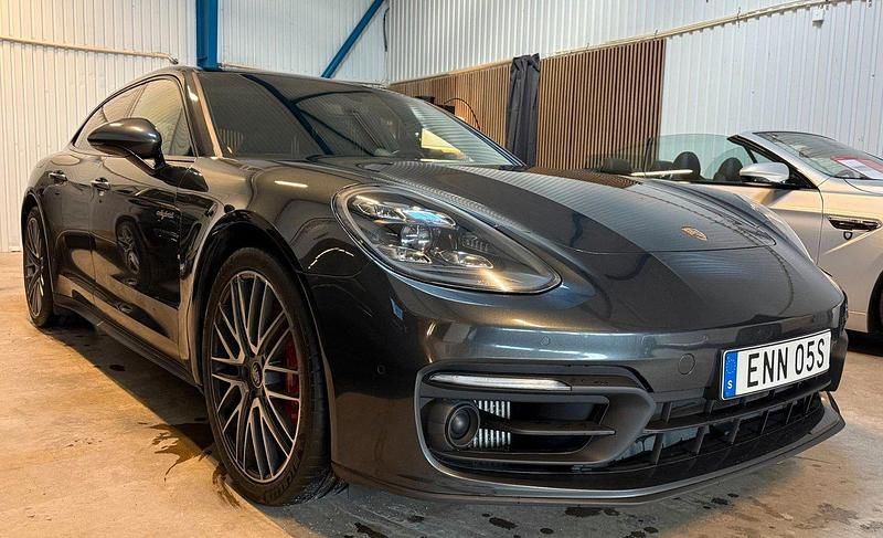 Mörkgrå (volcano grey metallic) Begagnad 2021 Porsche Panamera 4 Sport Turismo Sedan | 749 000 kr (Lite dyr) - Bild 1/4