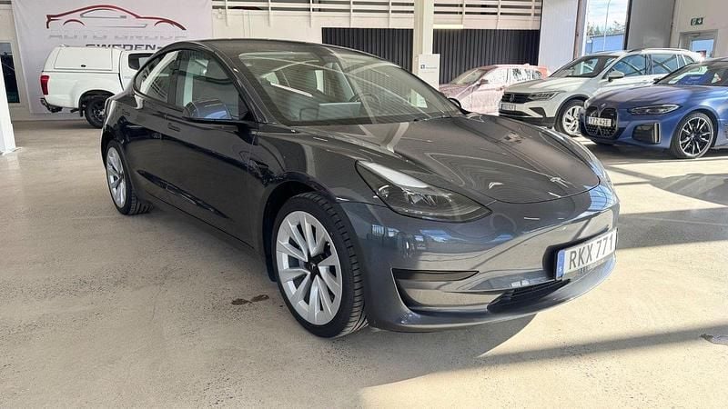 Grå Begagnad 2023 Tesla Model 3 Standard Range Sedan | 339 900 kr (Marknadspris) - Bild 1/4
