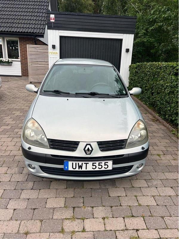 Grå Begagnad 2004 Renault Clio II Halvkombi | 17 500 kr (Marknadspris) - Bild 1/4