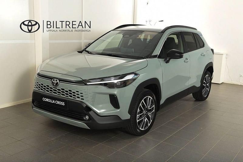 Silver Ny 2025 Toyota Corolla Cross Style SUV | 389 900 kr (Marknadspris) - Bild 1/4