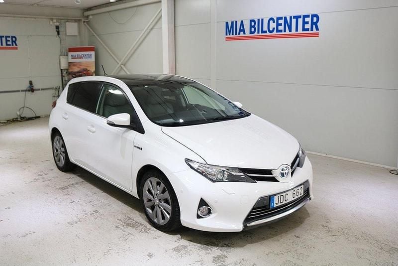 Vit Begagnad 2013 Toyota Auris Hybrid Executive Halvkombi | 117 800 kr (Lite dyr) - Bild 1/4