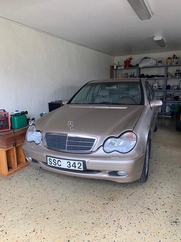 Brun Begagnad 2002 Mercedes C240 Sedan | 85 000 kr - Bild 1/4
