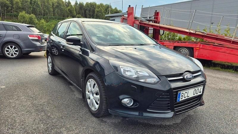 Svart Begagnad 2012 Ford Focus Titanium Kombi | 44 900 kr (Marknadspris) - Bild 1/4