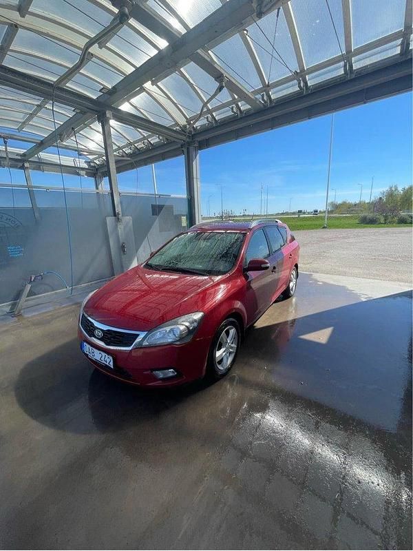 Röd Begagnad 2010 Kia Ceed Sportswagon 4 Kombi | 26 000 kr (Superpris) - Bild 1/4