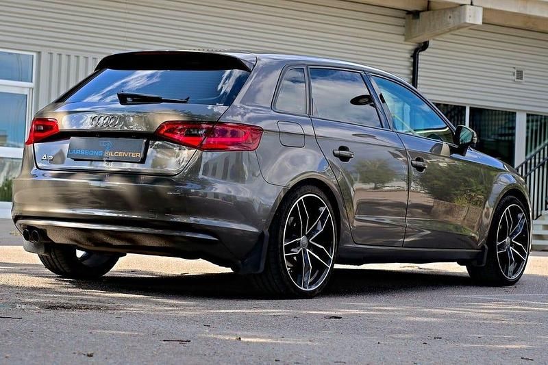 Grå Begagnad 2013 Audi A3 Halvkombi | 149 900 kr (Dyr) - Bild 1/4