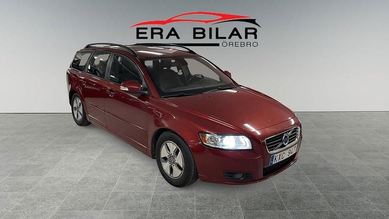 Röd Begagnad 2011 Volvo V50 Momentum Kombi | 56 900 kr (Marknadspris) - Bild 1/4