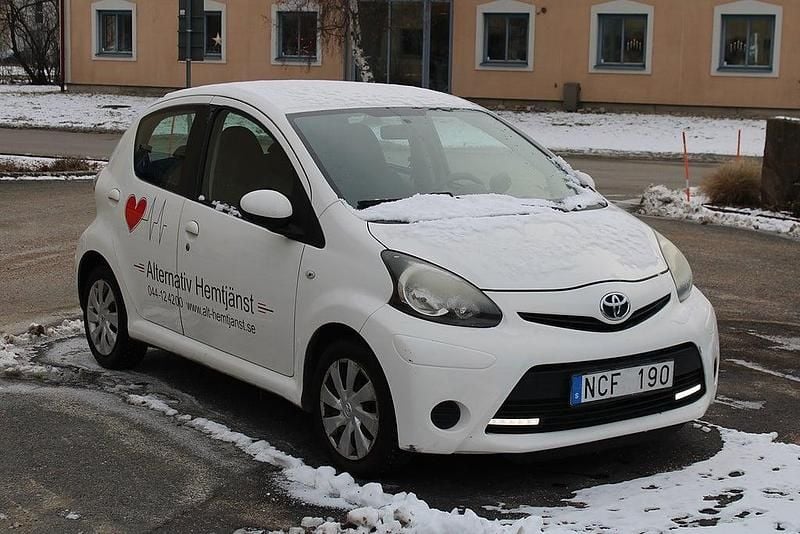 Vit Begagnad 2012 Toyota Aygo Halvkombi | 10 500 kr (Bra pris) - Bild 1/4