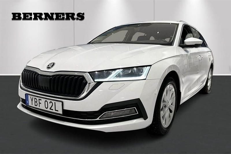 Vit Begagnad 2022 Skoda Octavia Kombi | 239 900 kr (Lite dyr) - Bild 1/4