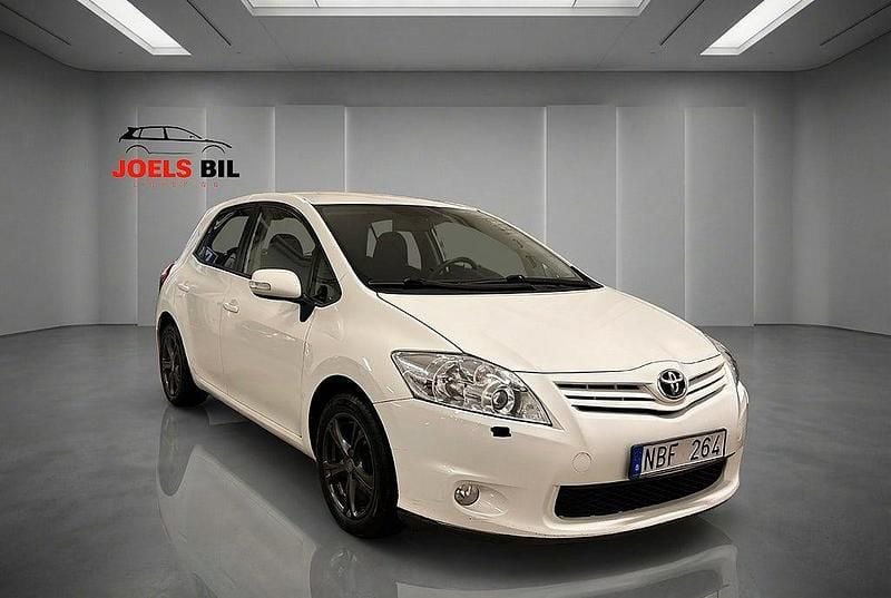 Begagnad Toyota Auris Plus 132 HK (97 kW) 2012 Vit Halvkombi