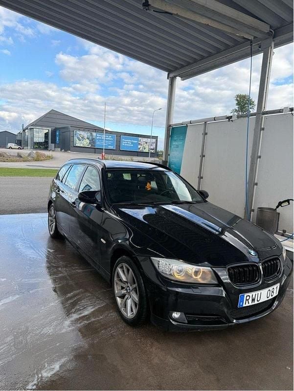Svart Begagnad 2012 BMW 330 Performance Kombi | 125 000 kr - Bild 1/4